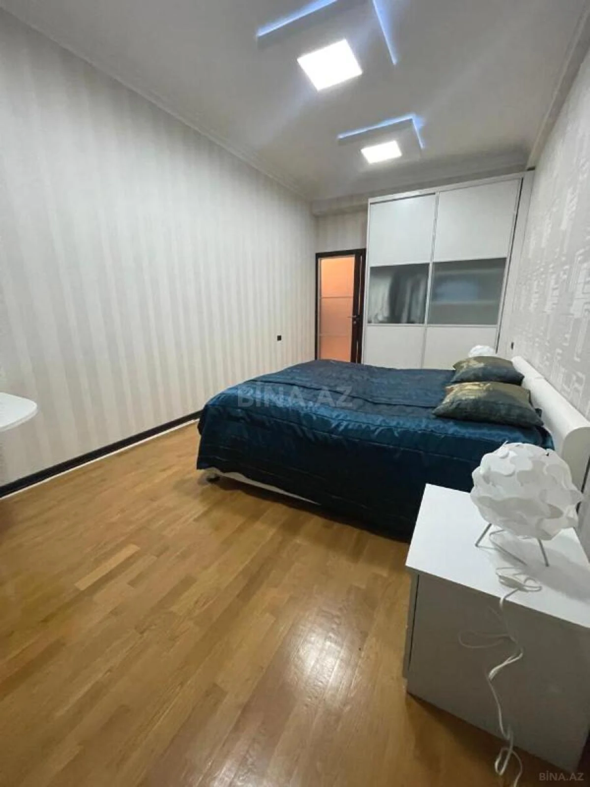 Satılır 4 otaqlı mənzil 240 m²