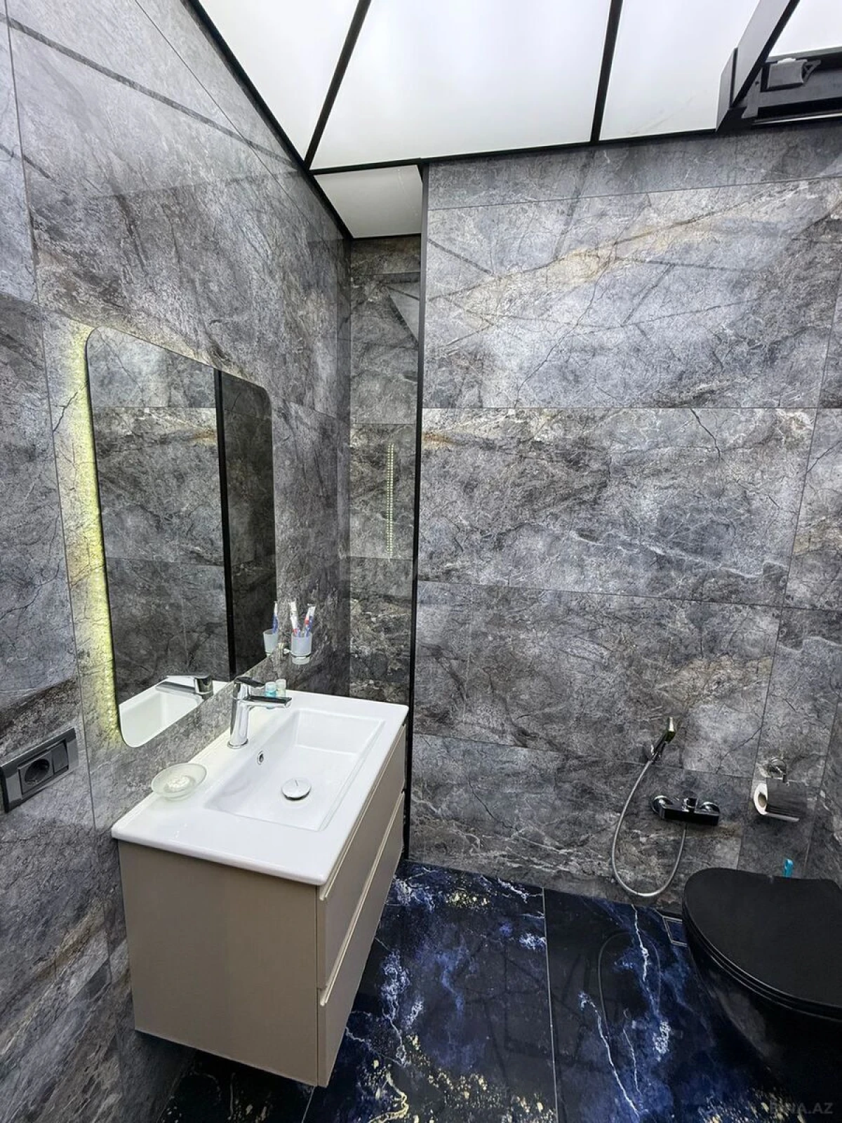 Kirayə verilir 4 otaqlı mənzil 270 m²