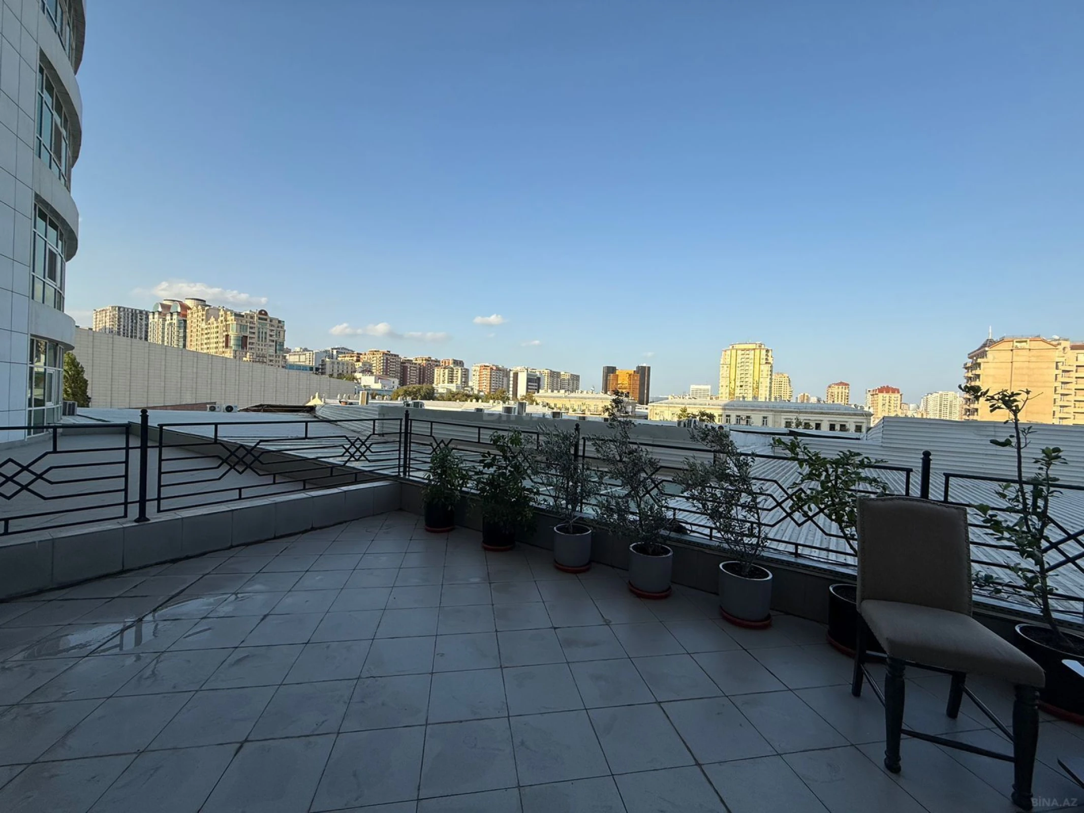 Kirayə verilir 4 otaqlı mənzil 270 m²