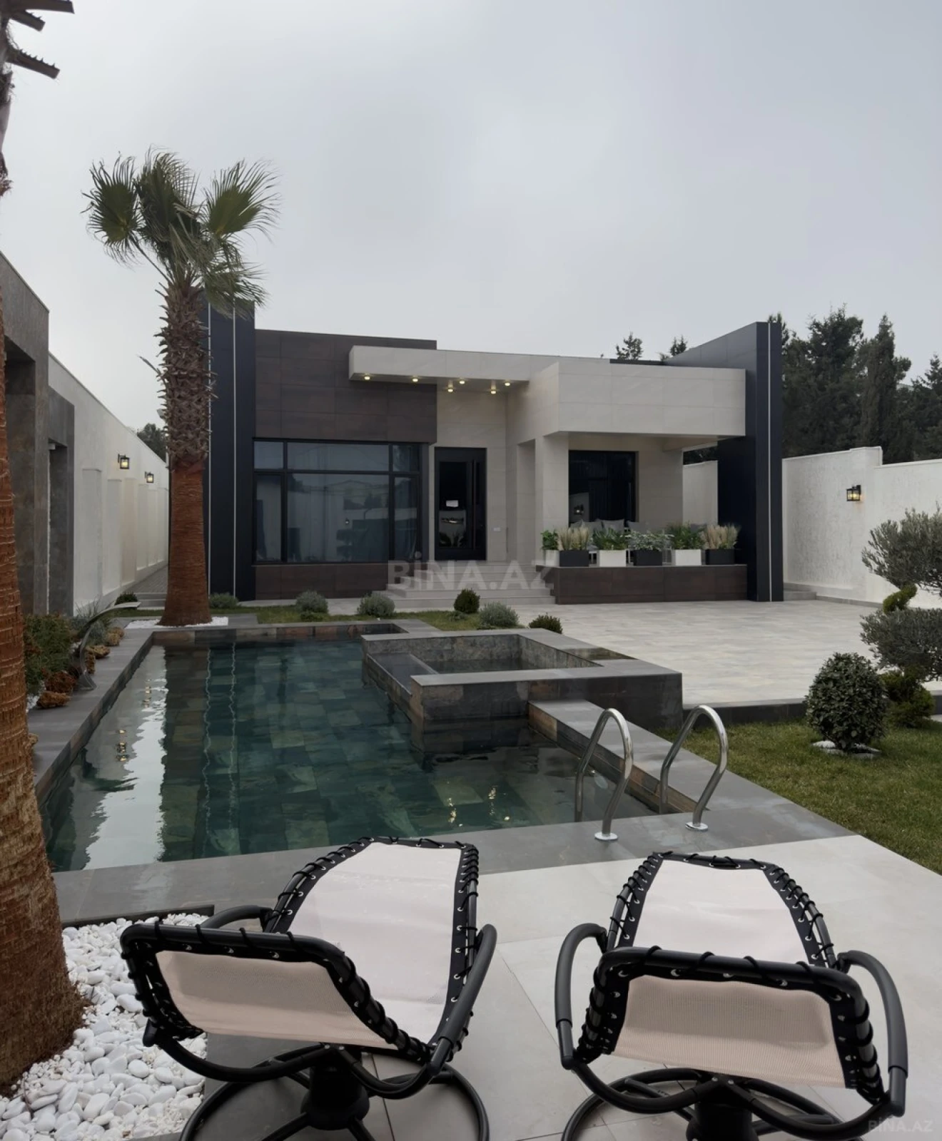 Satılır 5 otaqlı həyət evi 240 m²