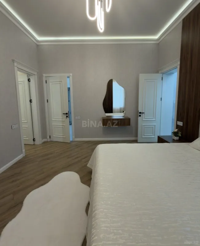 Satılır 5 otaqlı həyət evi 240 m²