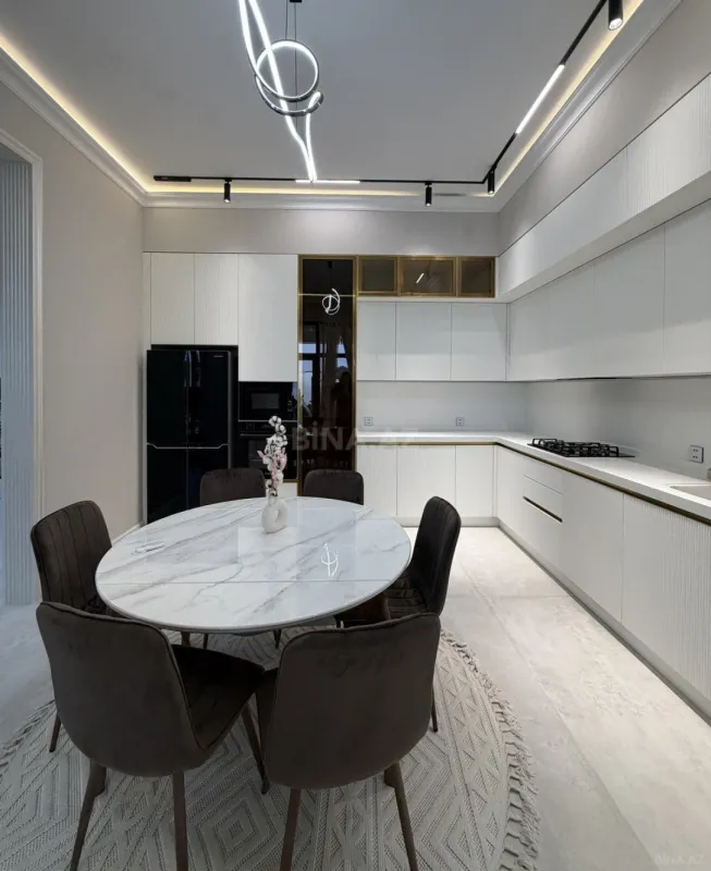 Satılır 5 otaqlı həyət evi 240 m²