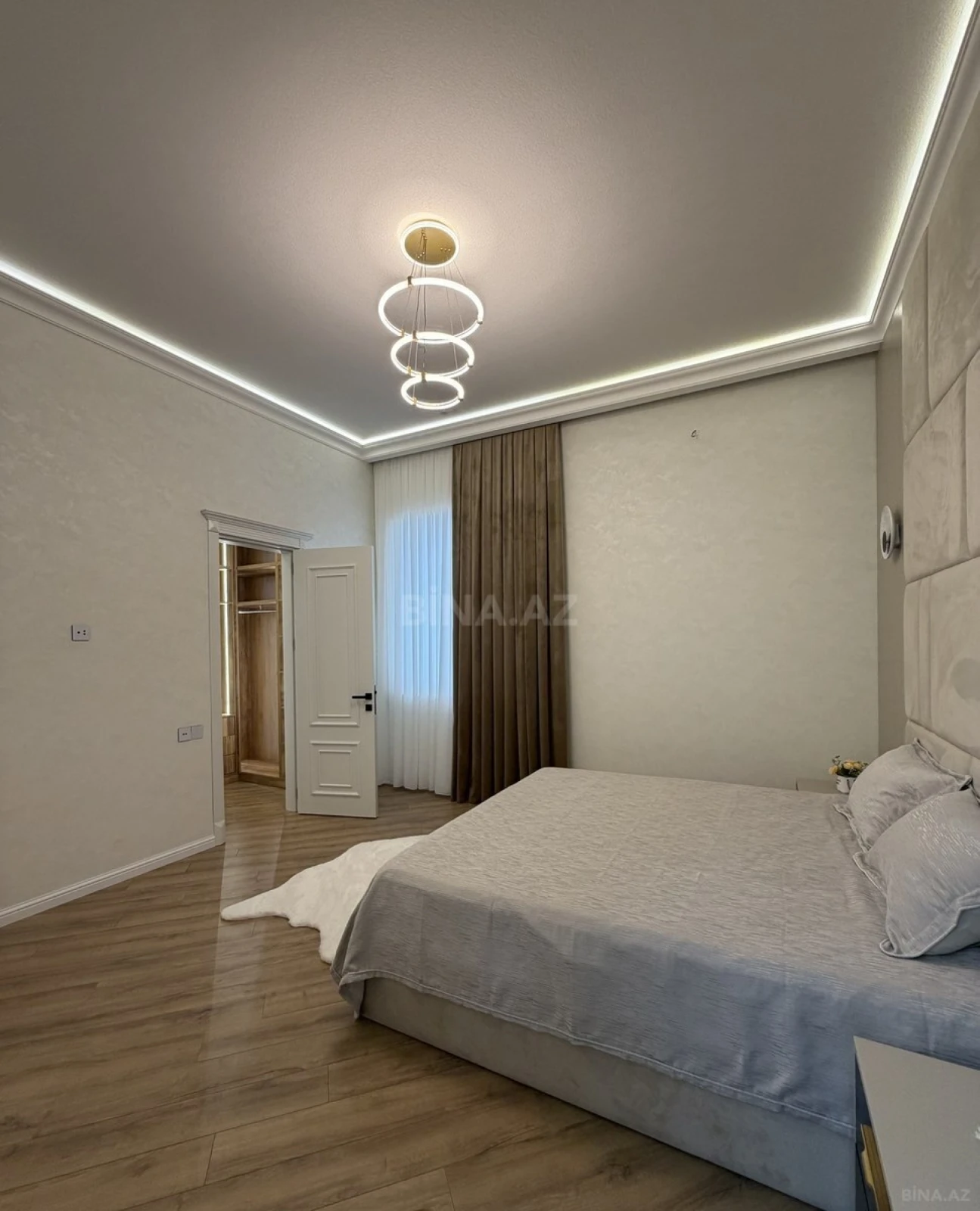 Satılır 5 otaqlı həyət evi 240 m²