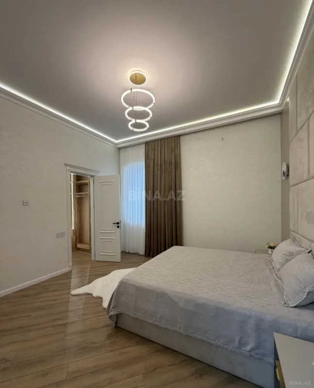Satılır 5 otaqlı həyət evi 240 m²