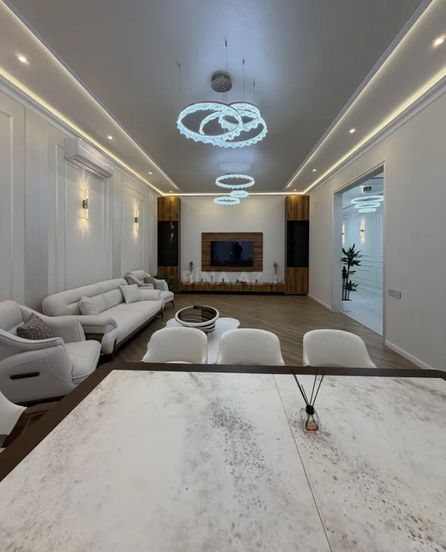 Satılır 5 otaqlı həyət evi 240 m²