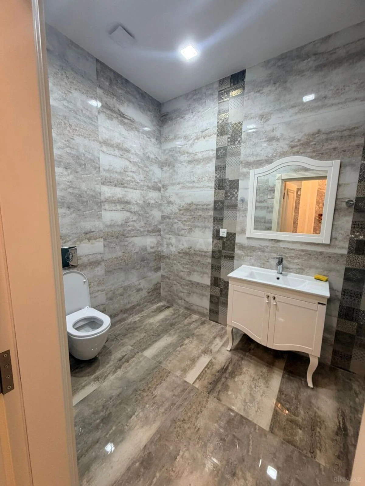 Kirayə verilir 2 otaqlı mənzil 125 m²
