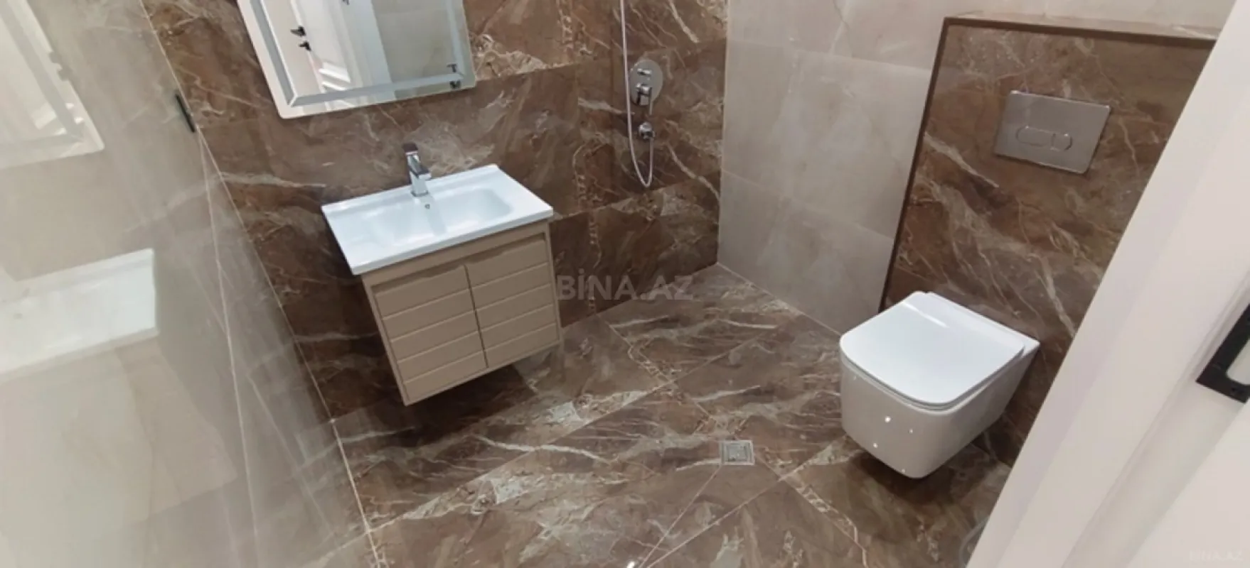 Satılır 3 otaqlı mənzil 131 m²