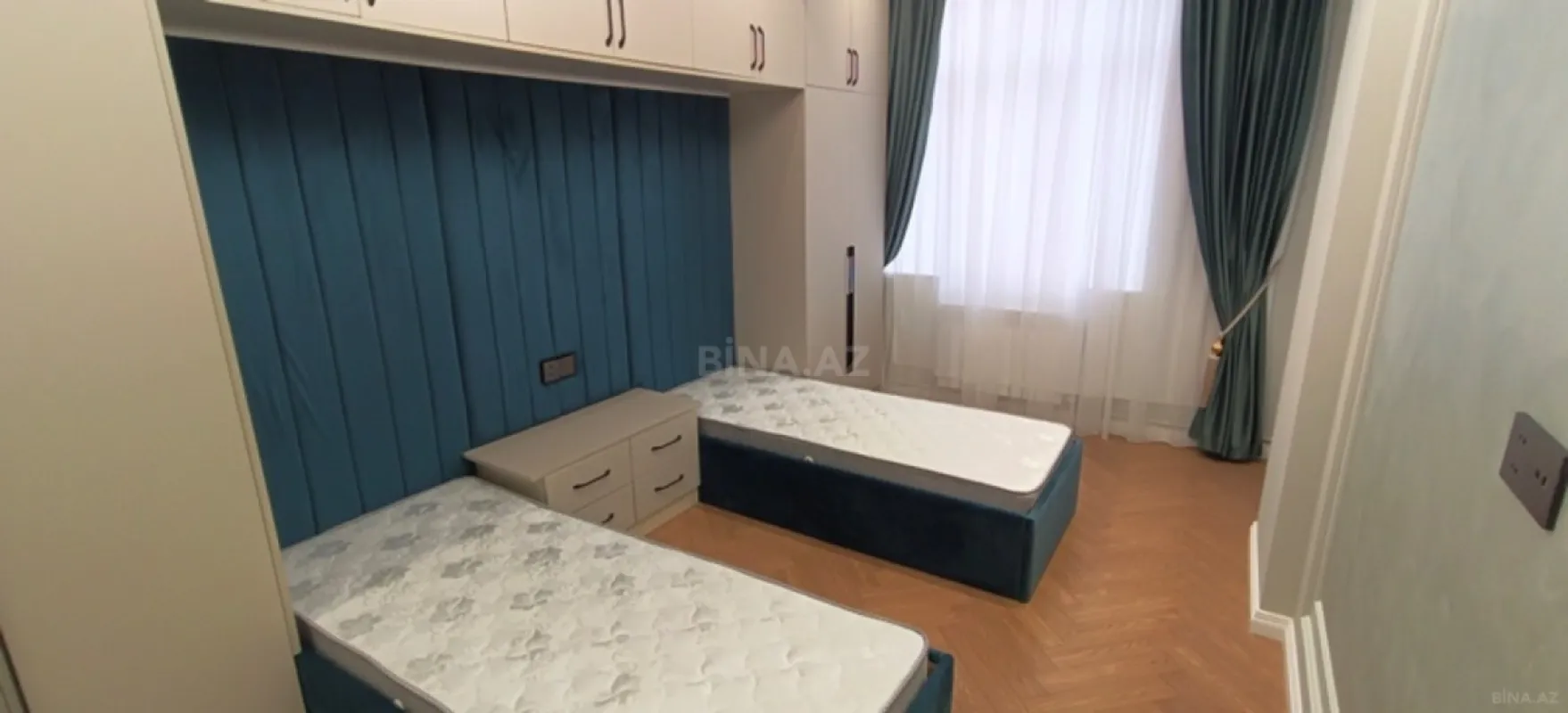 Satılır 3 otaqlı mənzil 131 m²