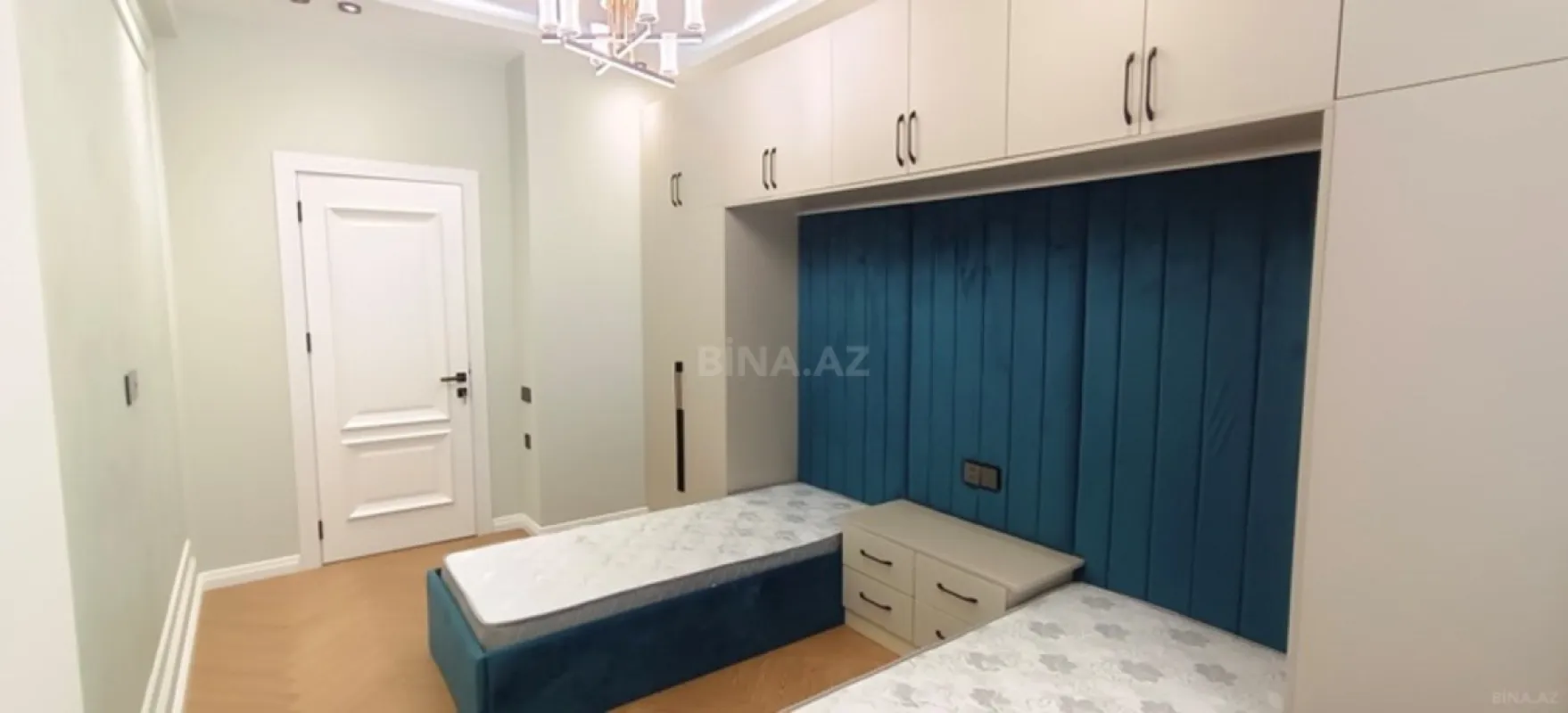 Satılır 3 otaqlı mənzil 131 m²