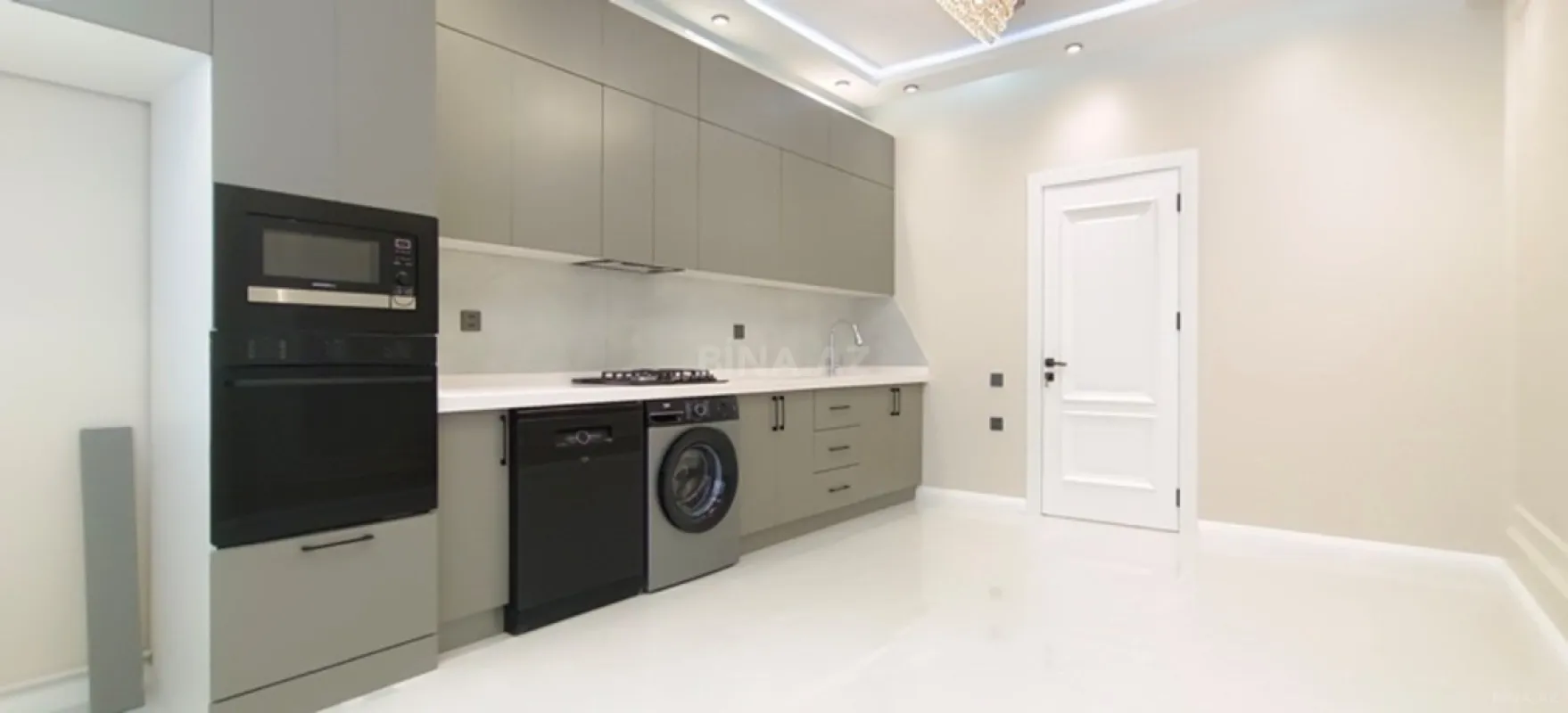 Satılır 3 otaqlı mənzil 131 m²