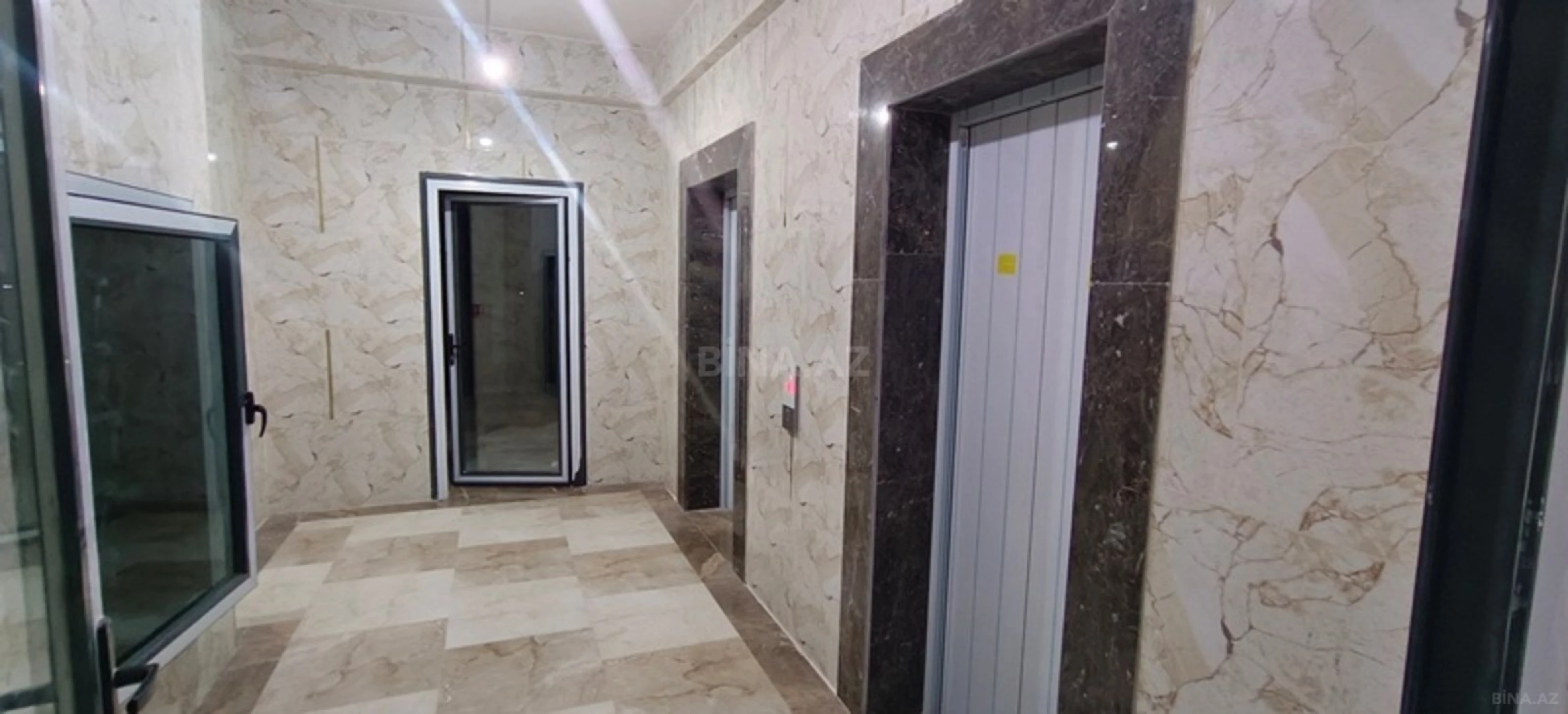 Satılır 3 otaqlı mənzil 131 m²