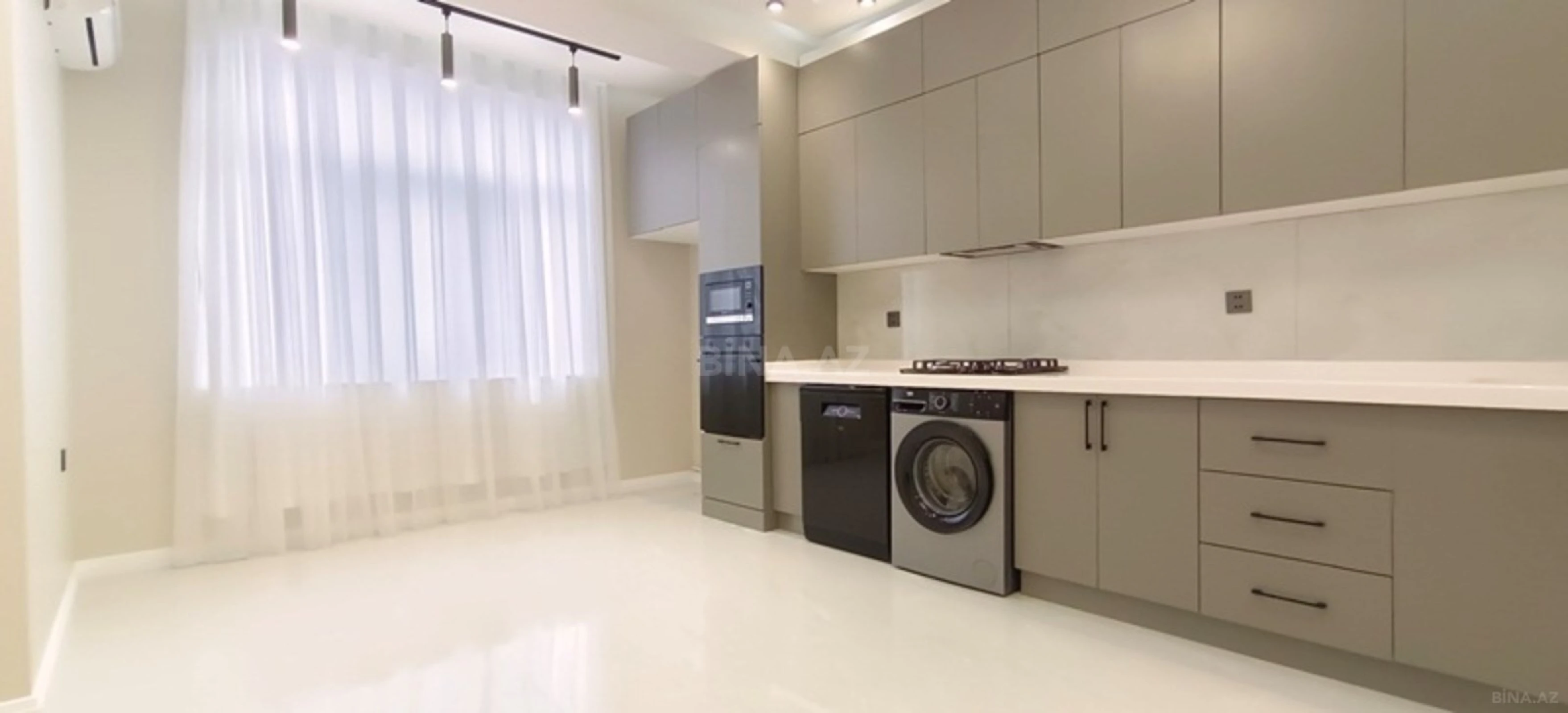 Satılır 3 otaqlı mənzil 131 m²