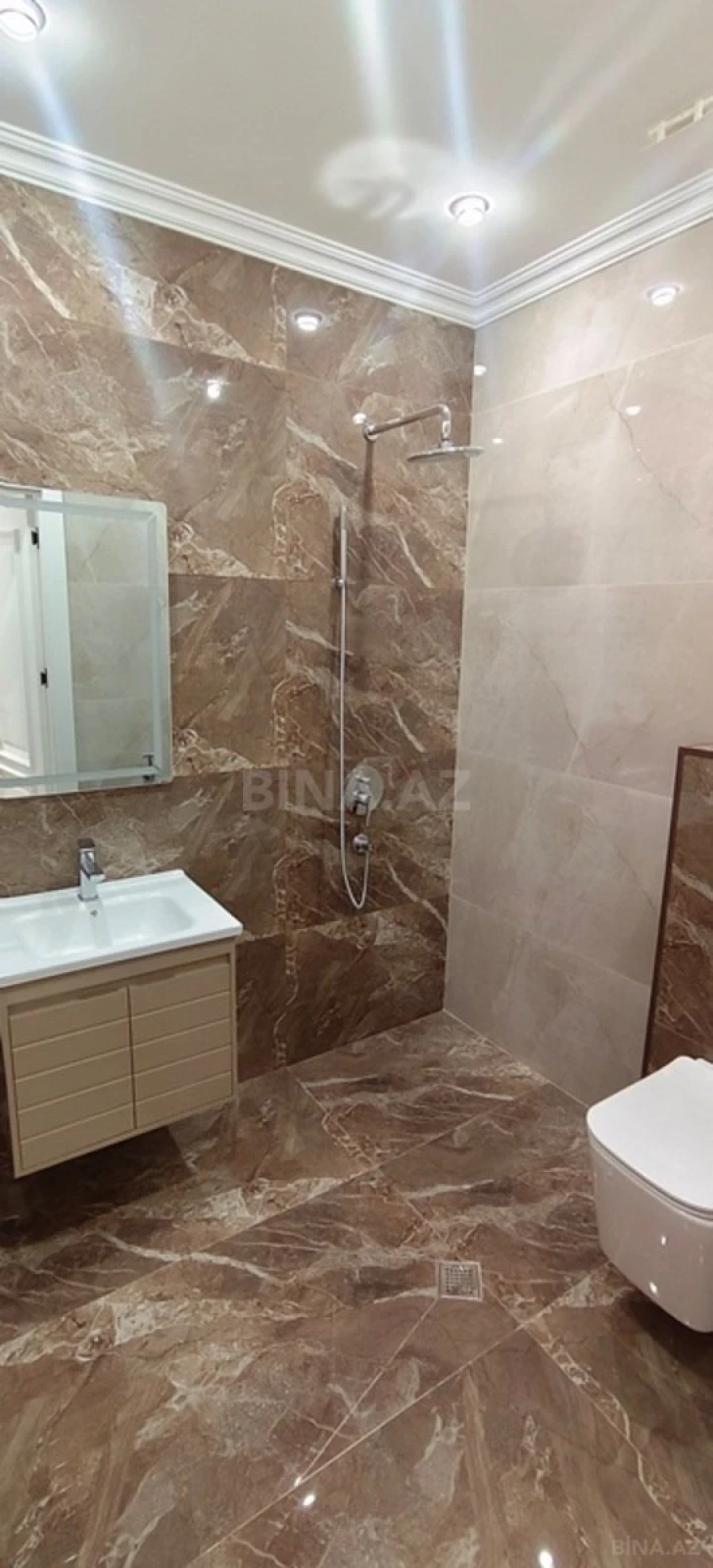 Satılır 3 otaqlı mənzil 131 m²
