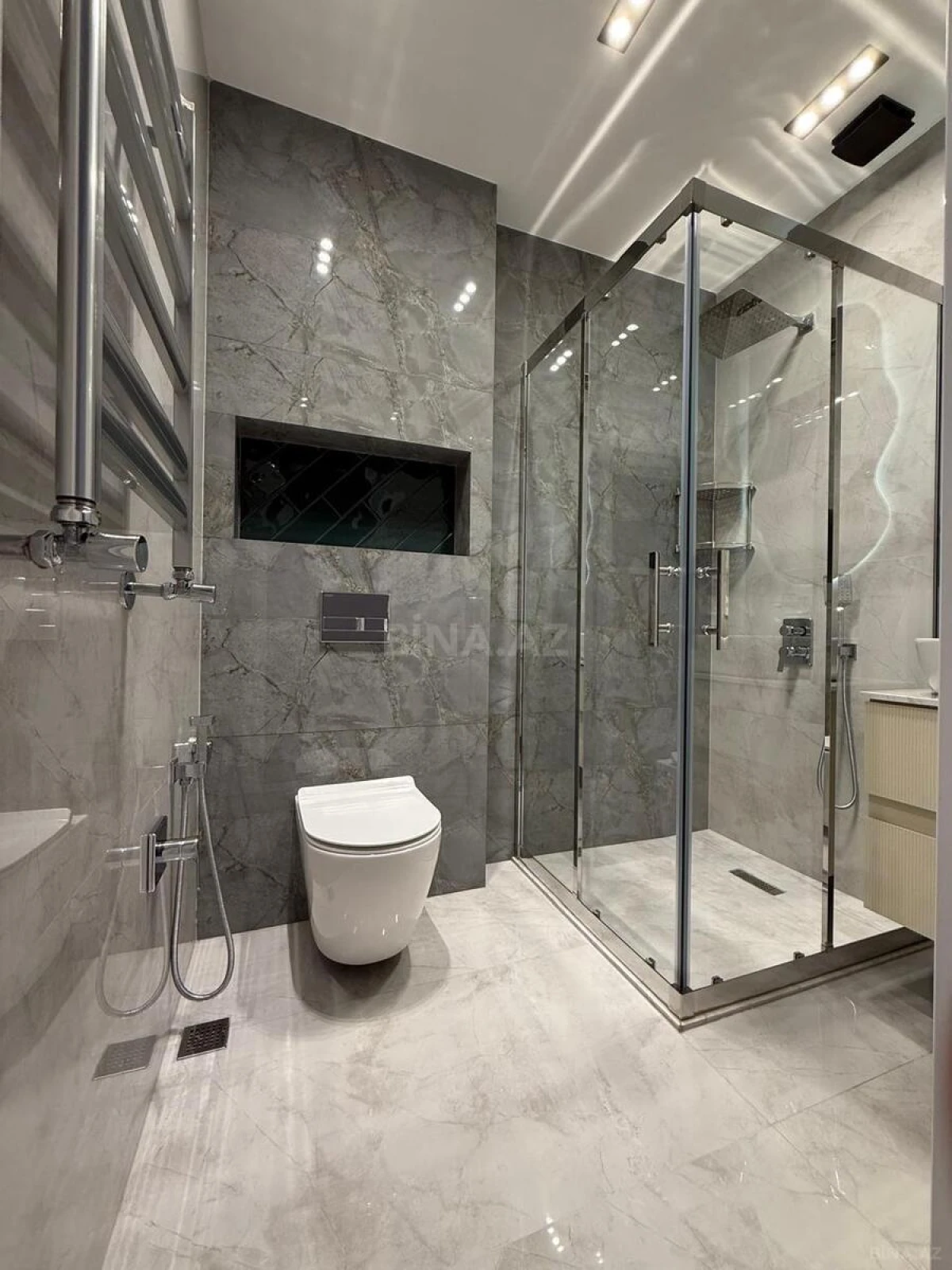 Satılır 3 otaqlı mənzil 125 m²