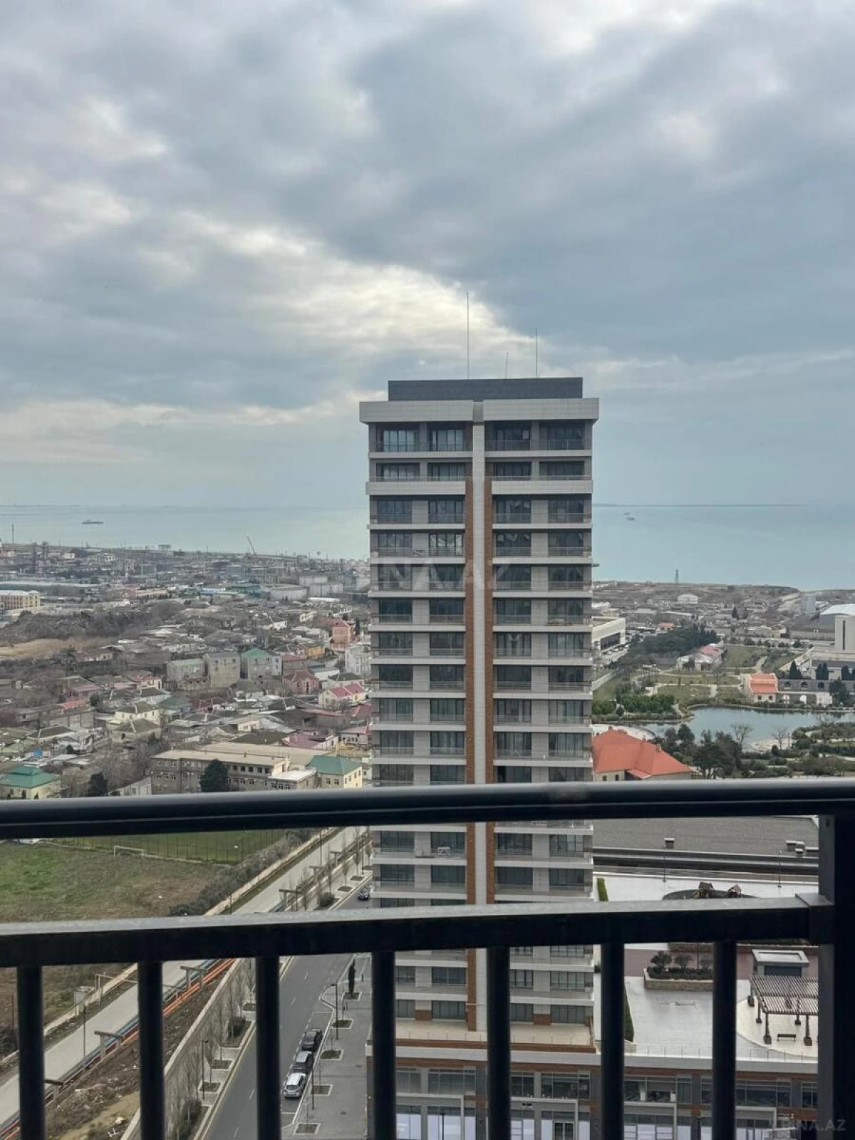 Satılır 3 otaqlı mənzil 157 m²