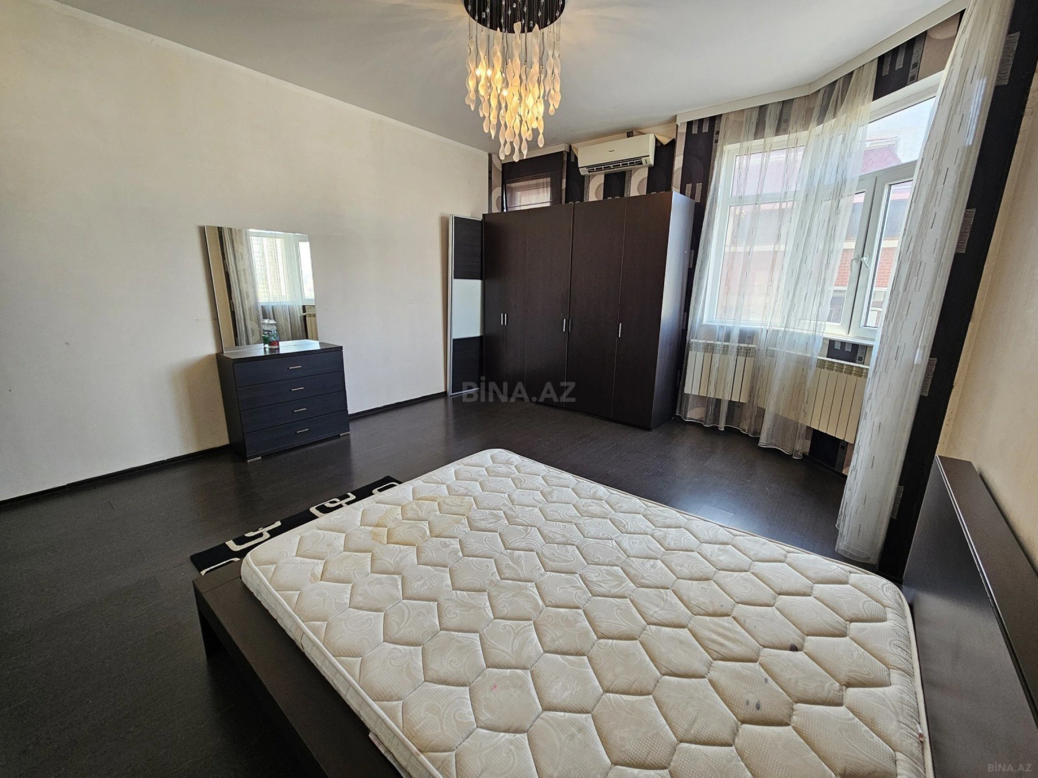 Satılır 3 otaqlı mənzil 150 m²