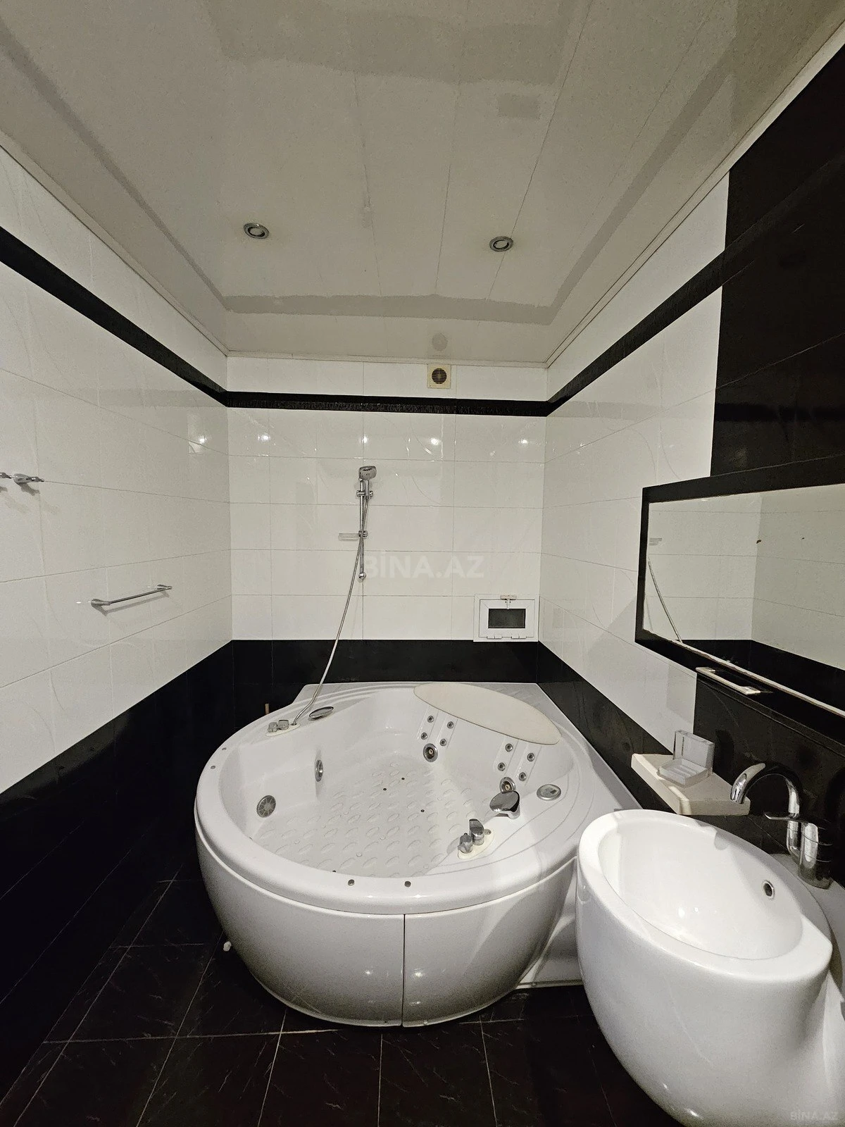 Satılır 3 otaqlı mənzil 150 m²