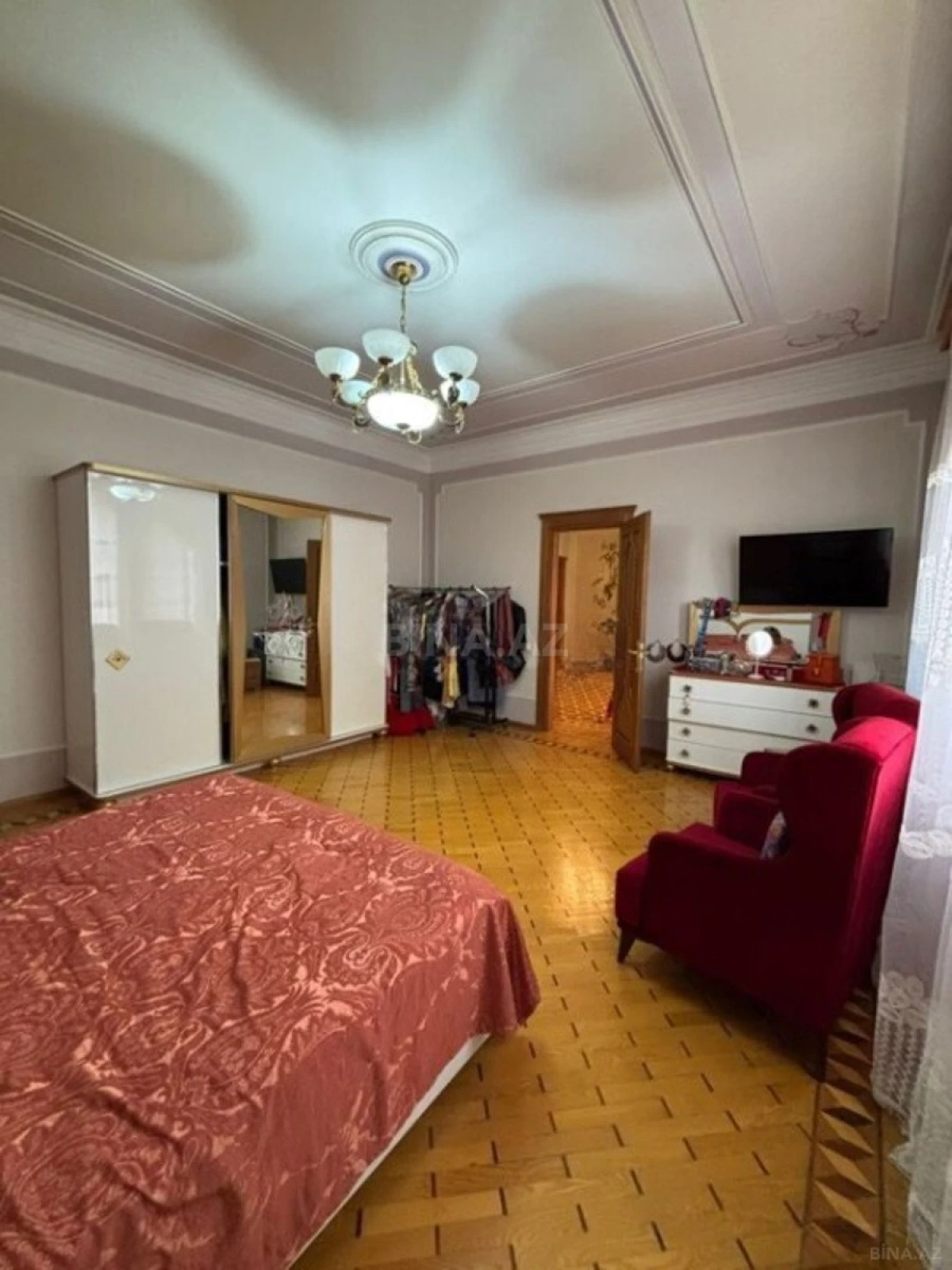 Satılır 10 otaqlı həyət evi 1200 m²