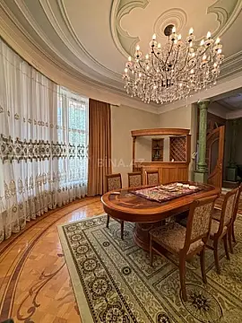 Satılır 10 otaqlı həyət evi 1200 m²