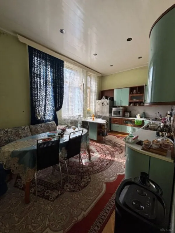 Satılır 10 otaqlı həyət evi 1200 m²