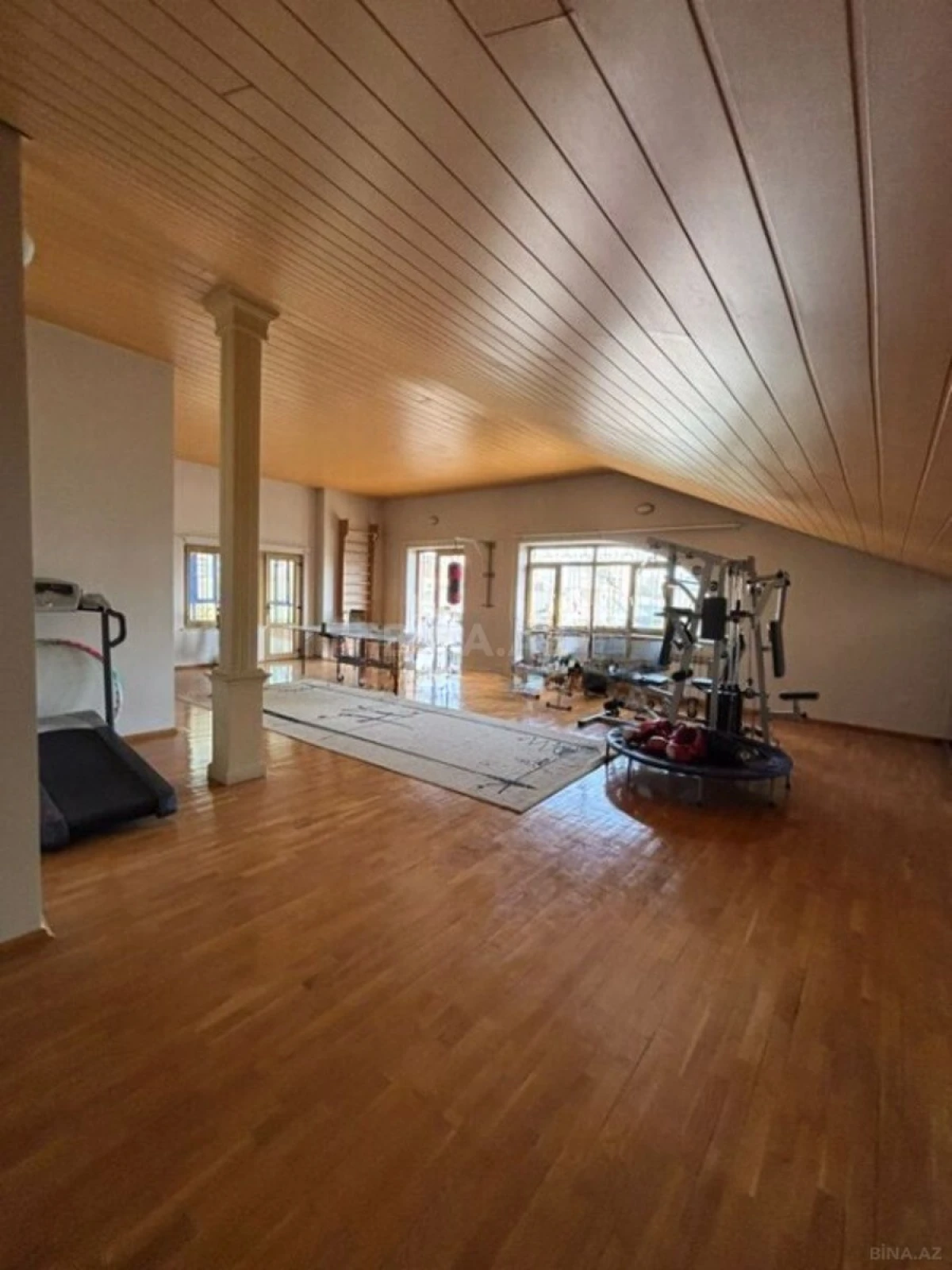 Satılır 10 otaqlı həyət evi 1200 m²
