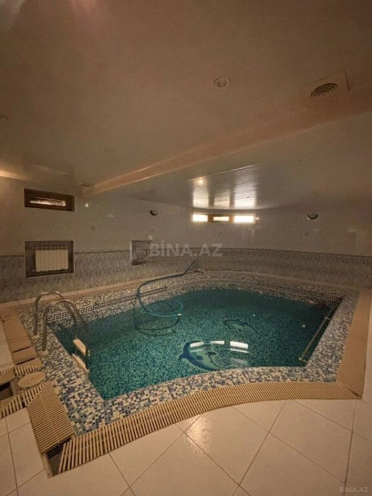 Satılır 10 otaqlı həyət evi 1200 m²