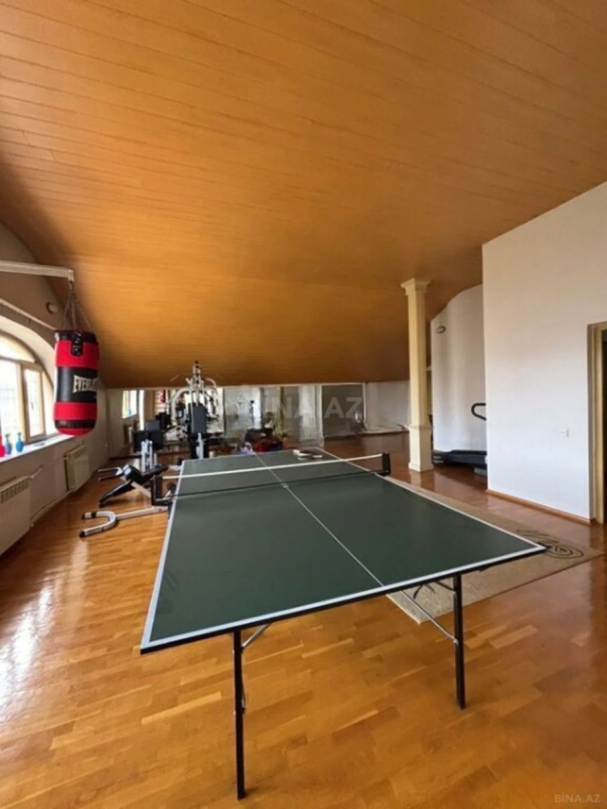 Satılır 10 otaqlı həyət evi 1200 m²
