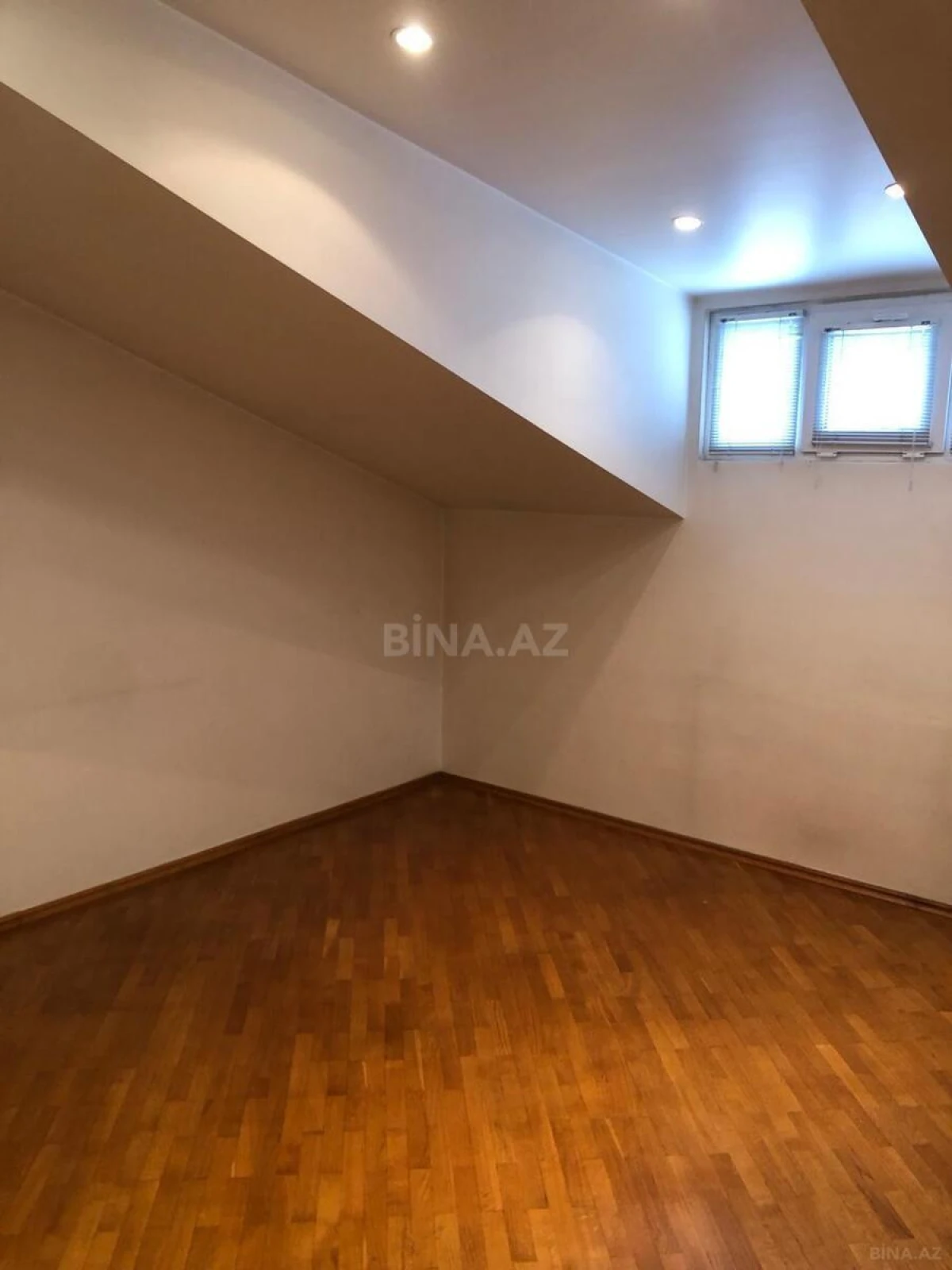 Kirayə verilir 4 otaqlı mənzil 110 m²