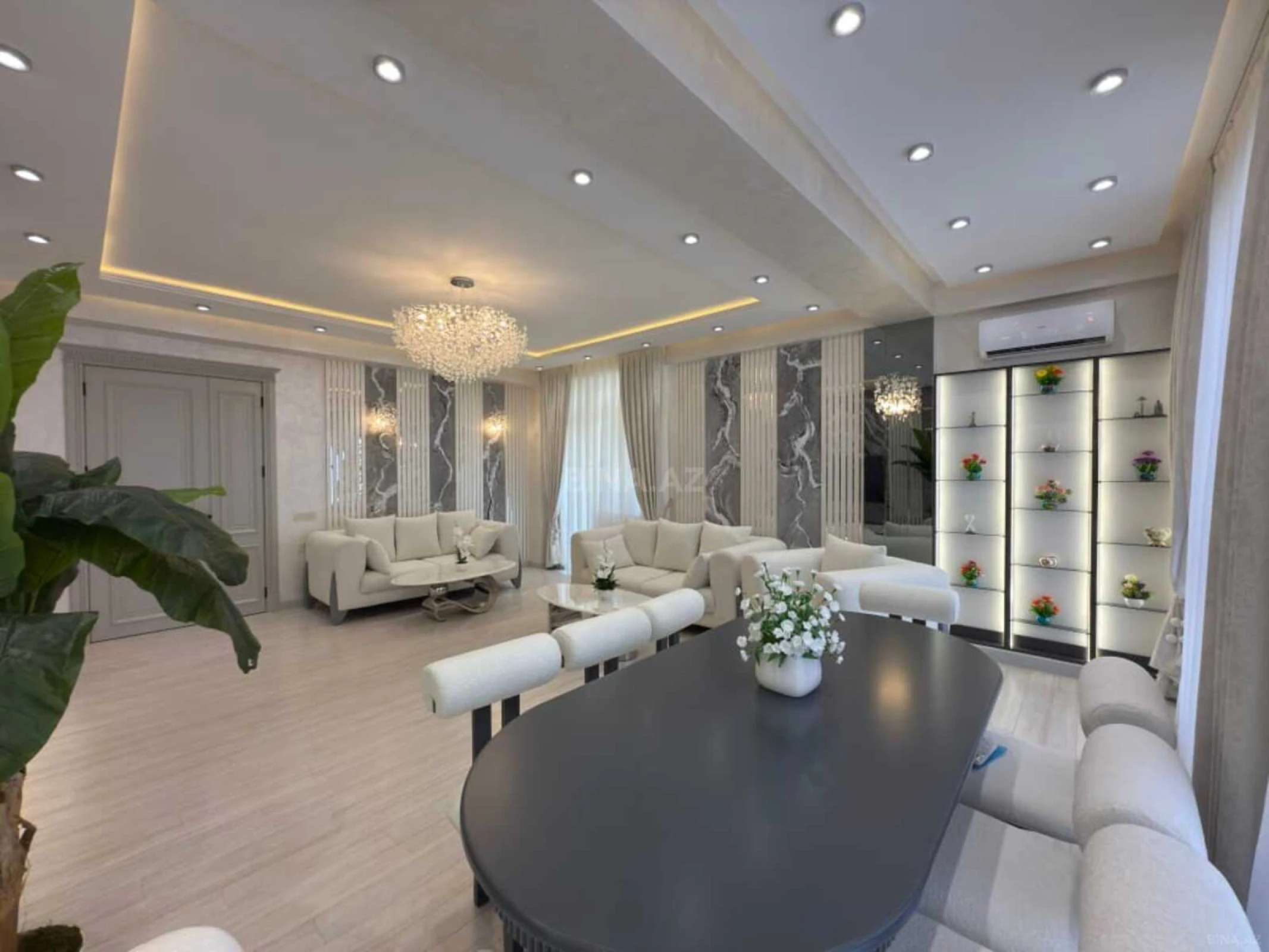 Satılır 4 otaqlı mənzil 217 m²