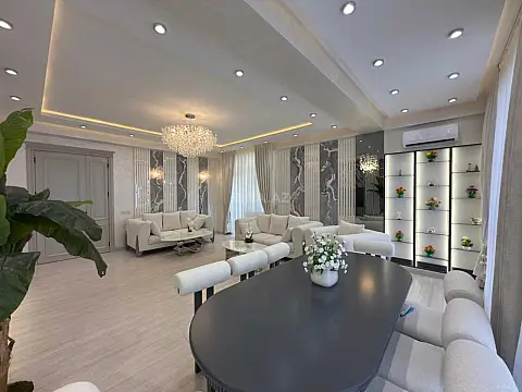 Satılır 4 otaqlı mənzil 217 m²