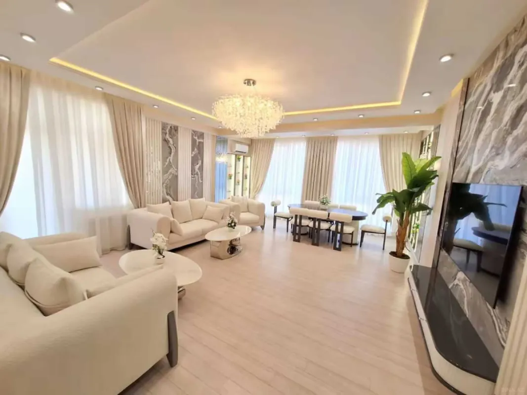 Satılır 4 otaqlı mənzil 217 m²