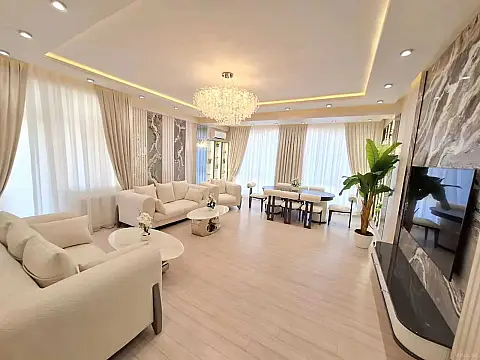 Satılır 4 otaqlı mənzil 217 m²