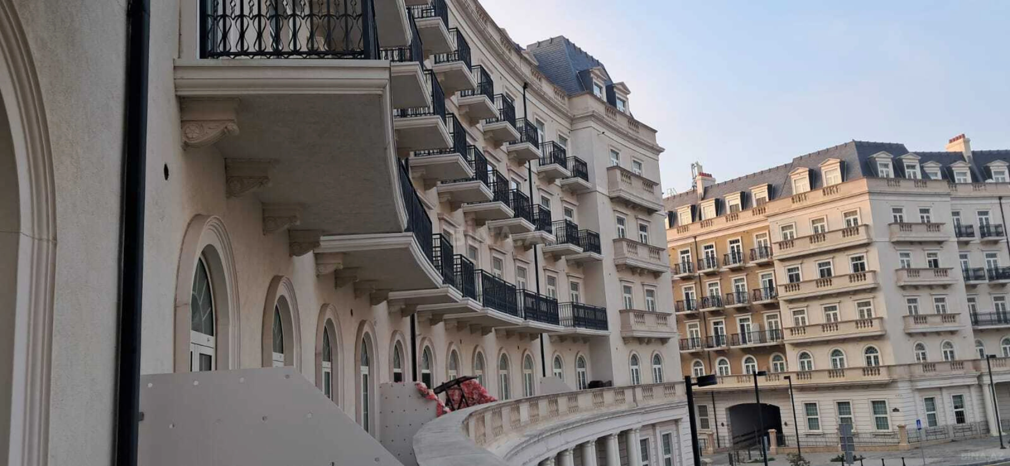 Satılır 3 otaqlı mənzil 173 m²