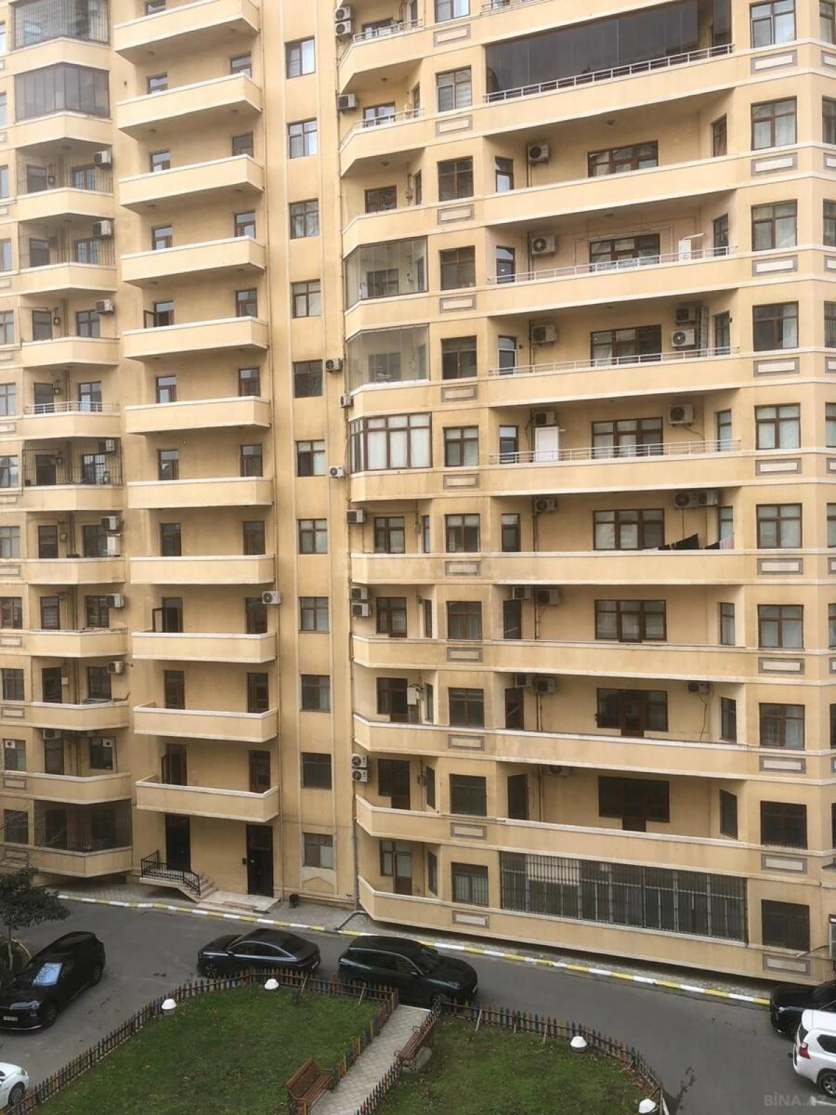 Satılır 4 otaqlı mənzil 195 m²