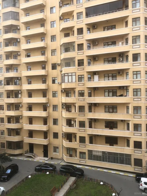 Satılır 4 otaqlı mənzil 195 m²