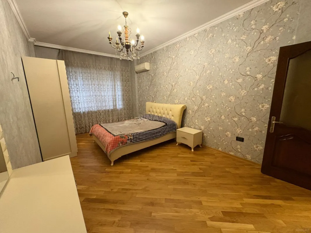 Satılır 4 otaqlı mənzil 198 m²