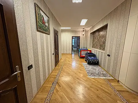 Satılır 4 otaqlı mənzil 198 m²