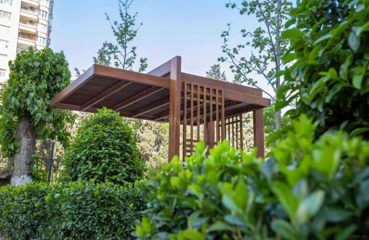 Satılır 5 otaqlı mənzil 215 m²