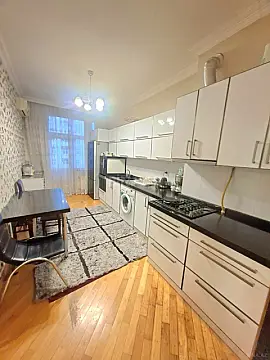 Satılır 3 otaqlı mənzil 135 m²