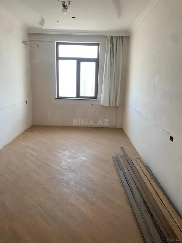 Satılır 4 otaqlı mənzil 237 m²