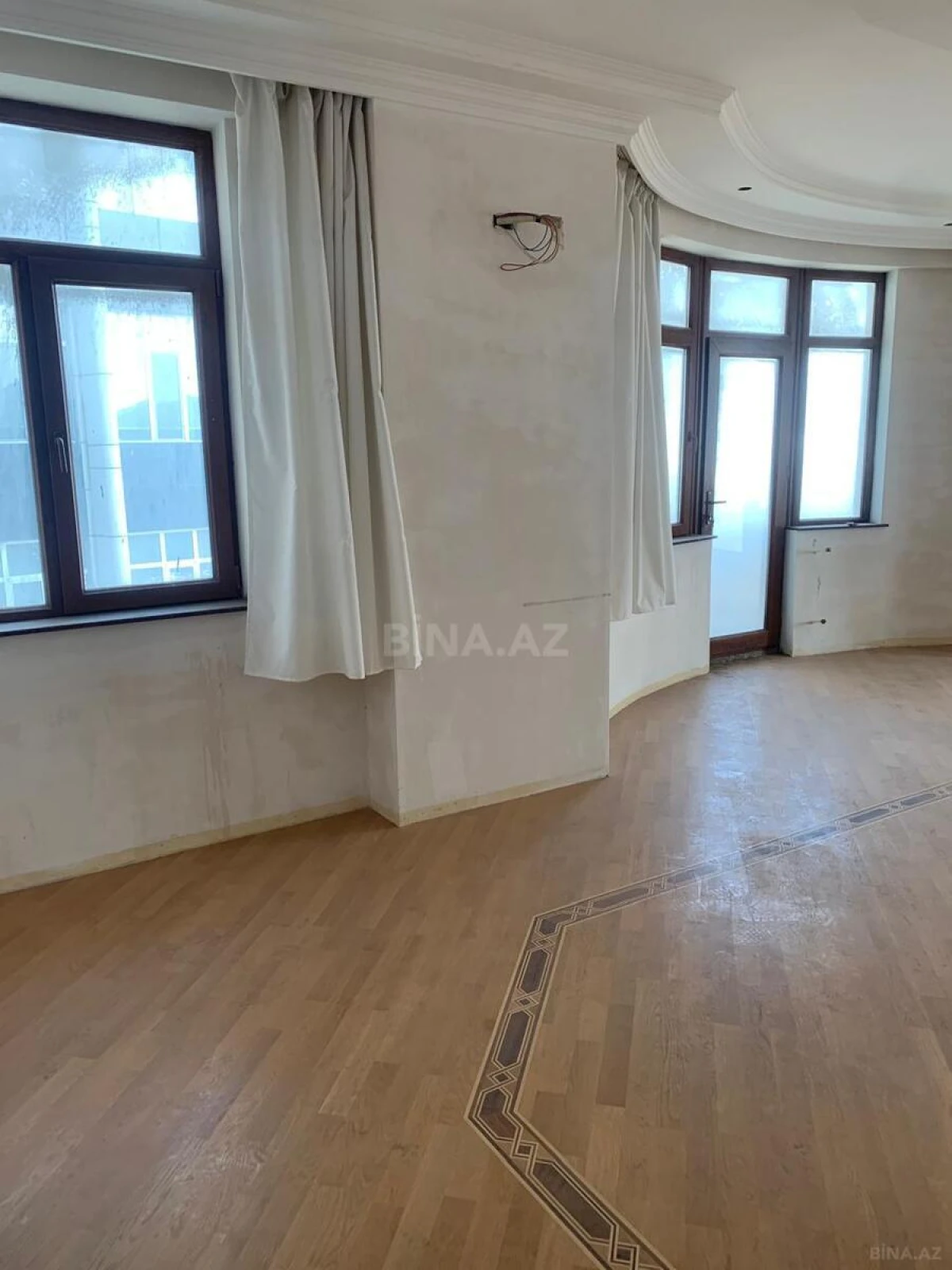 Satılır 4 otaqlı mənzil 237 m²