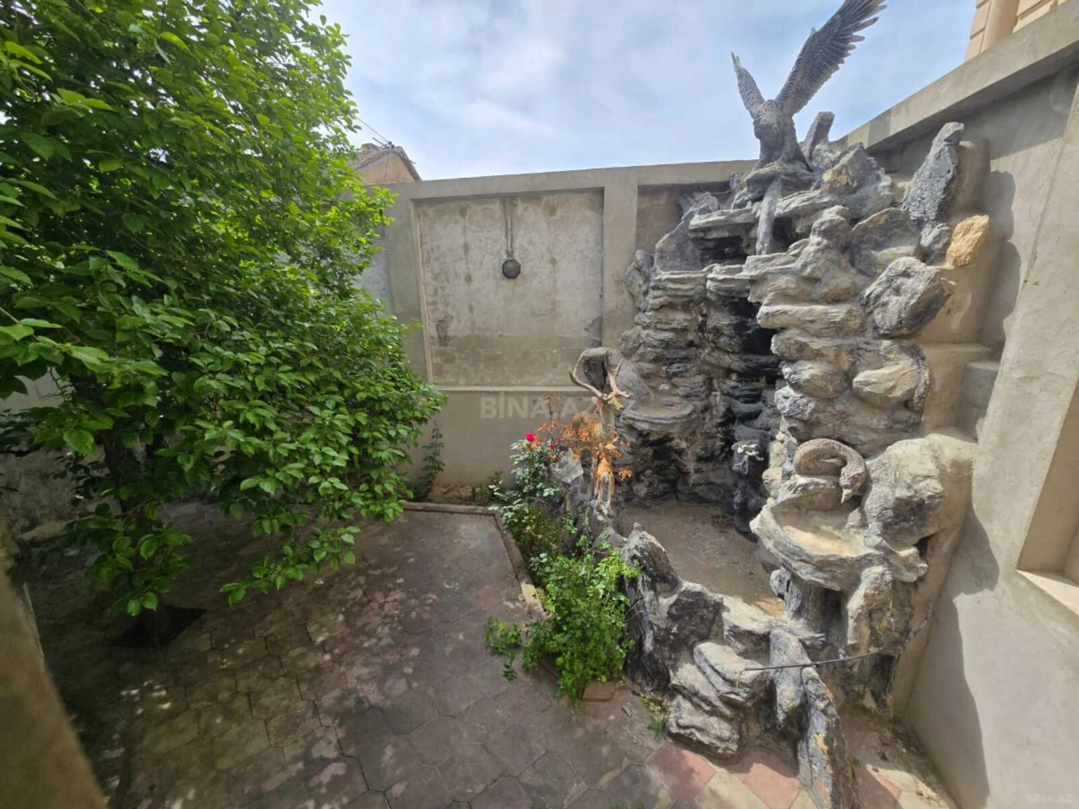 Satılır 9 otaqlı həyət evi 1000 m²