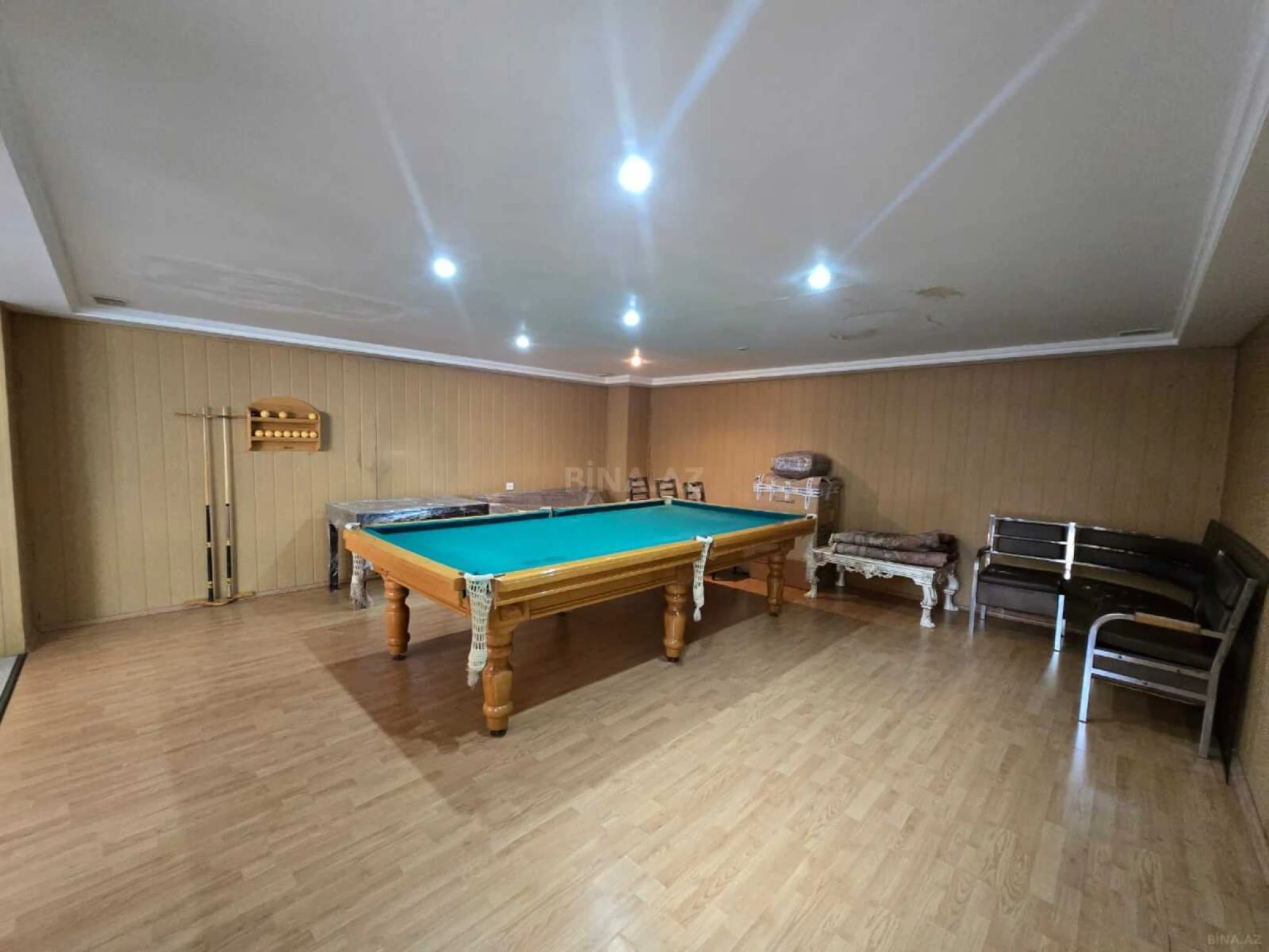 Satılır 9 otaqlı həyət evi 1000 m²