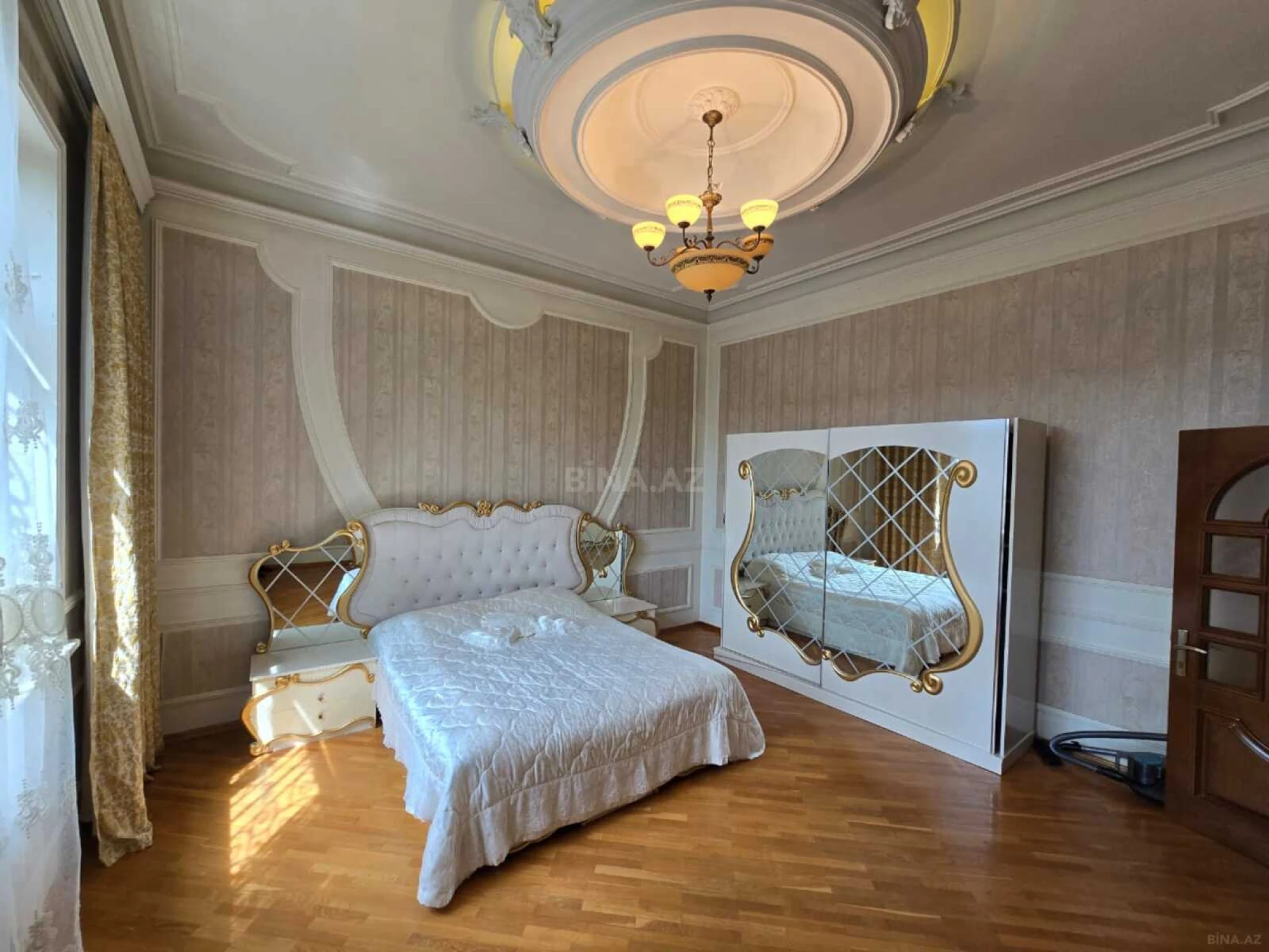 Satılır 9 otaqlı həyət evi 1000 m²