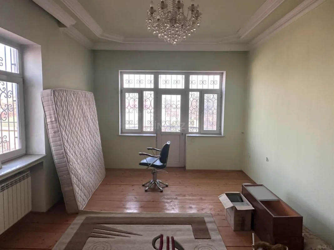 Satılır 8 otaqlı həyət evi 345 m²