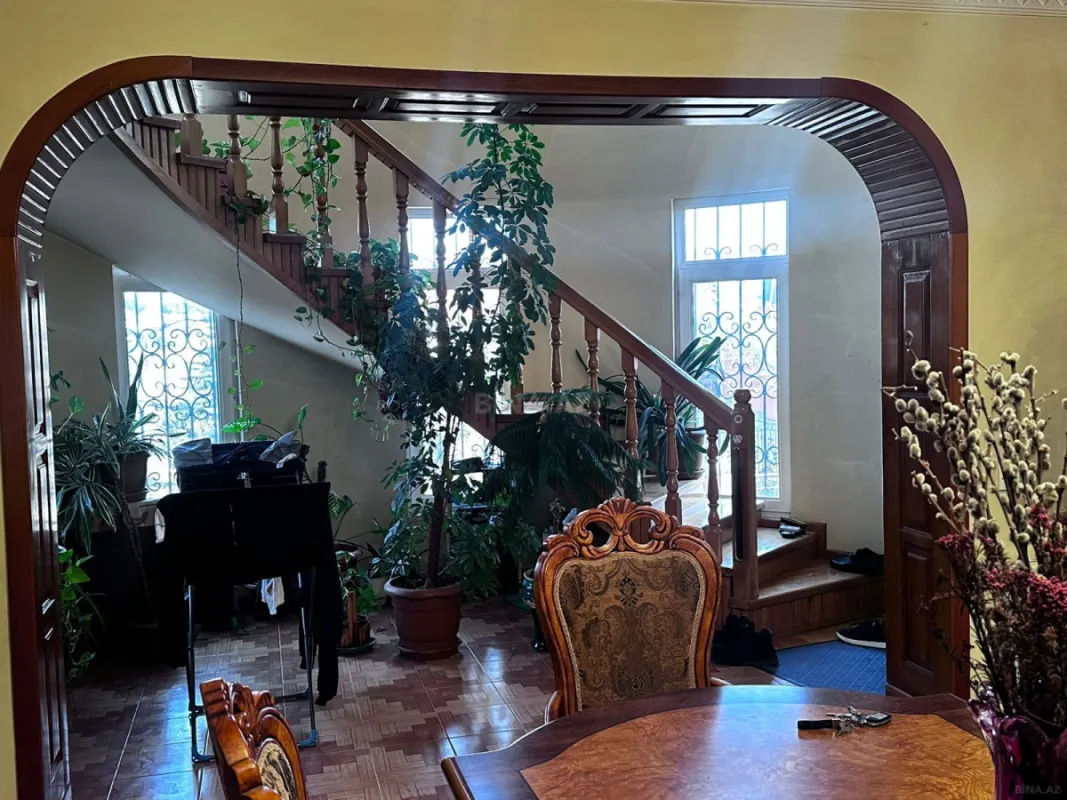 Satılır 8 otaqlı həyət evi 345 m²