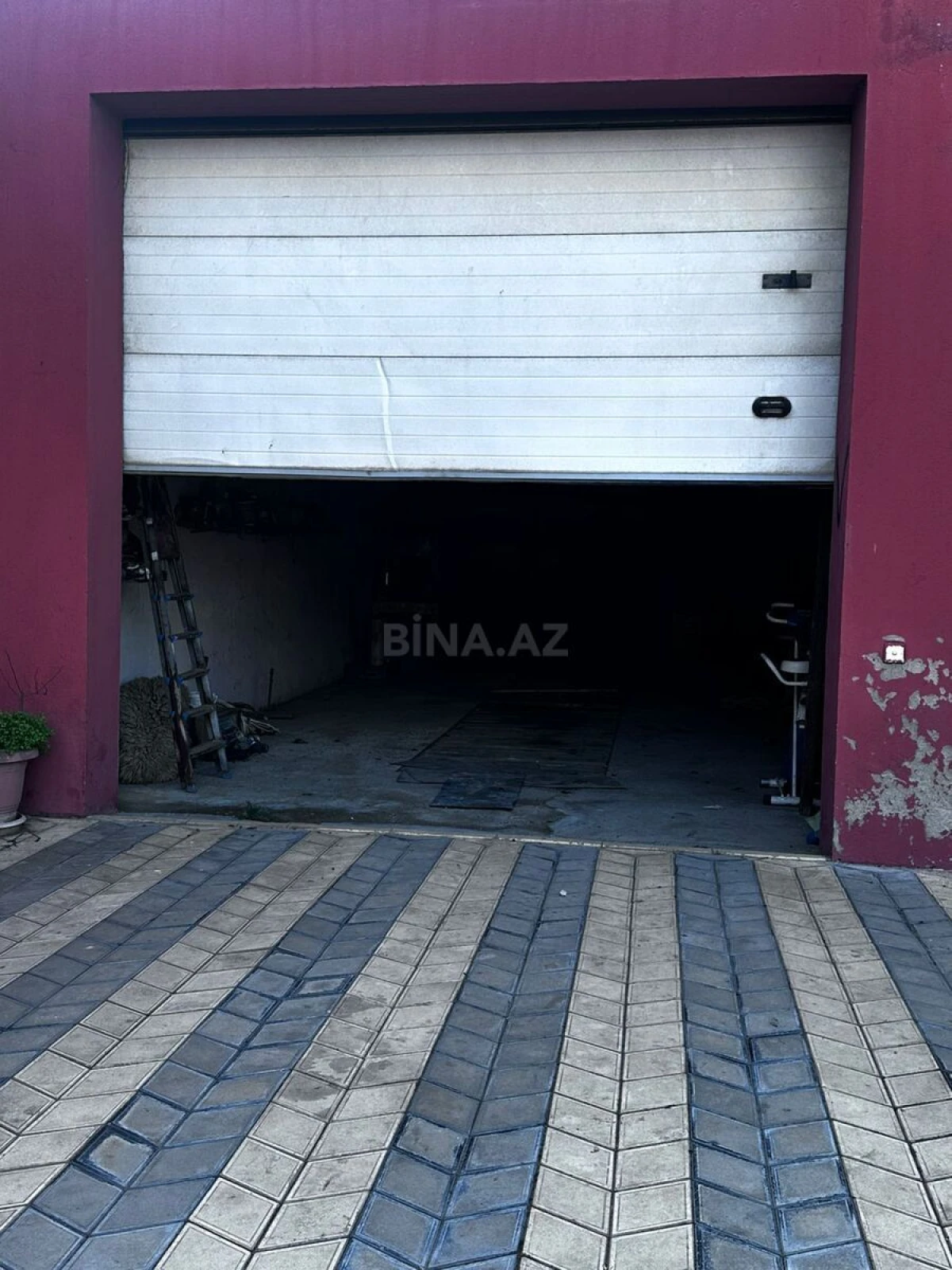 Satılır 8 otaqlı həyət evi 345 m²