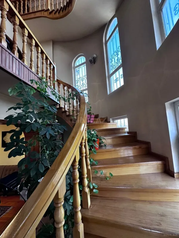 Satılır 8 otaqlı həyət evi 345 m²