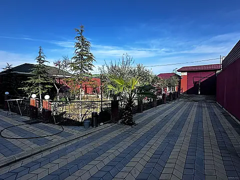 Satılır 8 otaqlı həyət evi 345 m²