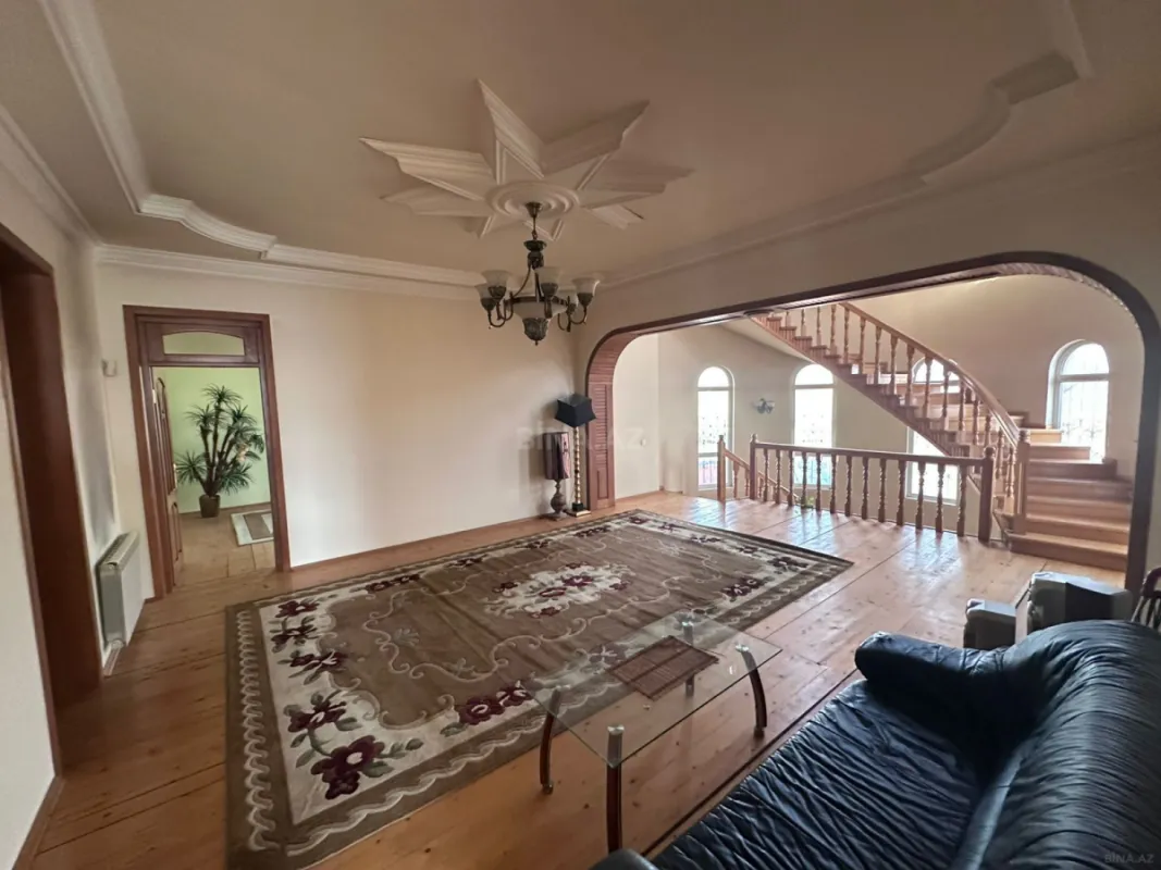 Satılır 8 otaqlı həyət evi 345 m²
